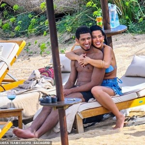 九游客户端-紧紧相拥🥰邮报：贝林与女友在撒丁岛度假，两人躺椅上激情拥吻