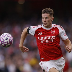 九游手机版-约克雷斯向伊萨克致意，庆贺其转会顺利达成