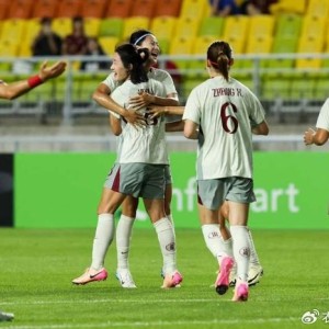 争议！中国女足10号询问韩国队员伤势被一巴掌推倒 解说：不友好